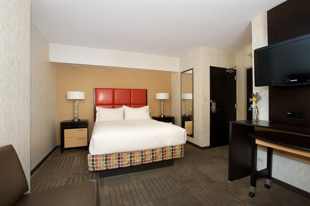 STANDARD, QUEEN BED, SOFA