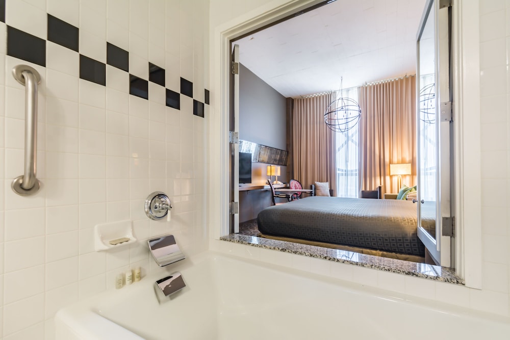 LOFT, LUXURY, KING BED, BATHTUB