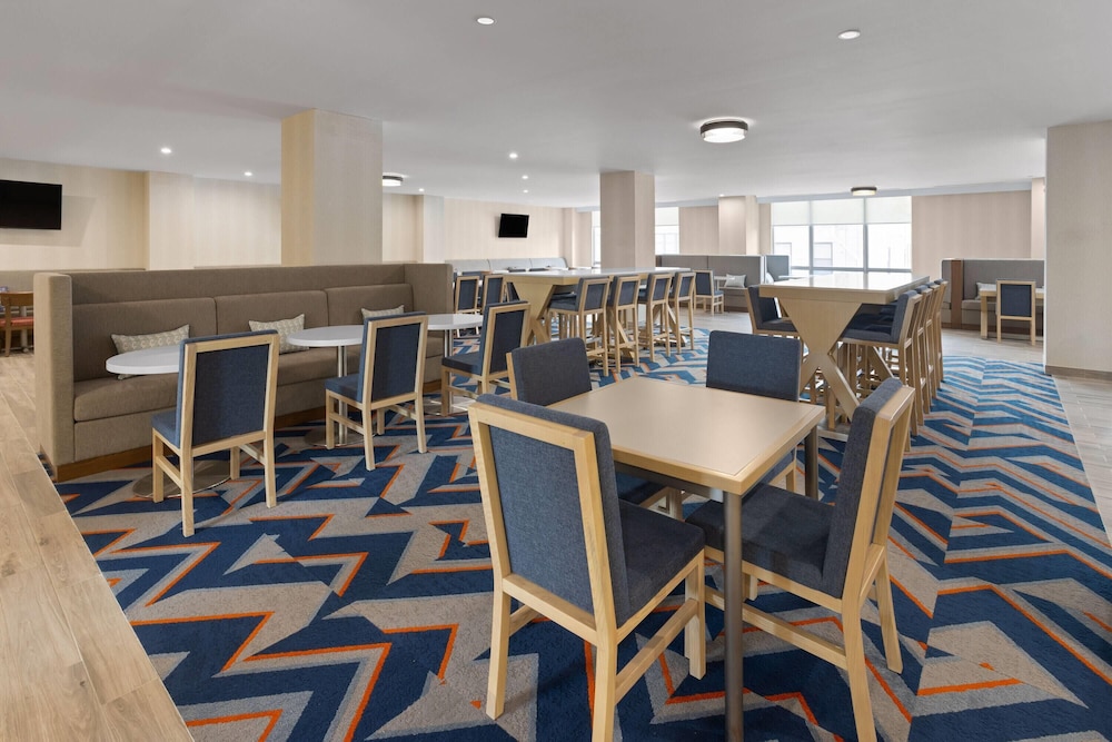 La Quinta Inn & Suites by Wyndham Jamaica NYC/JFK AirTrain 30/41