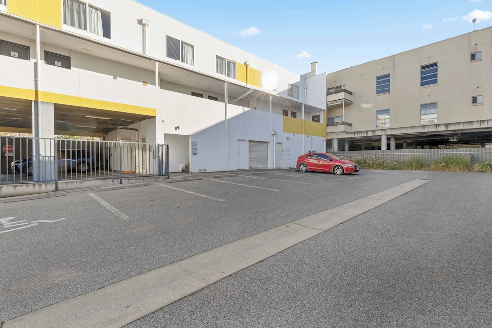 MAWSON LAKES HOTEL 56/64