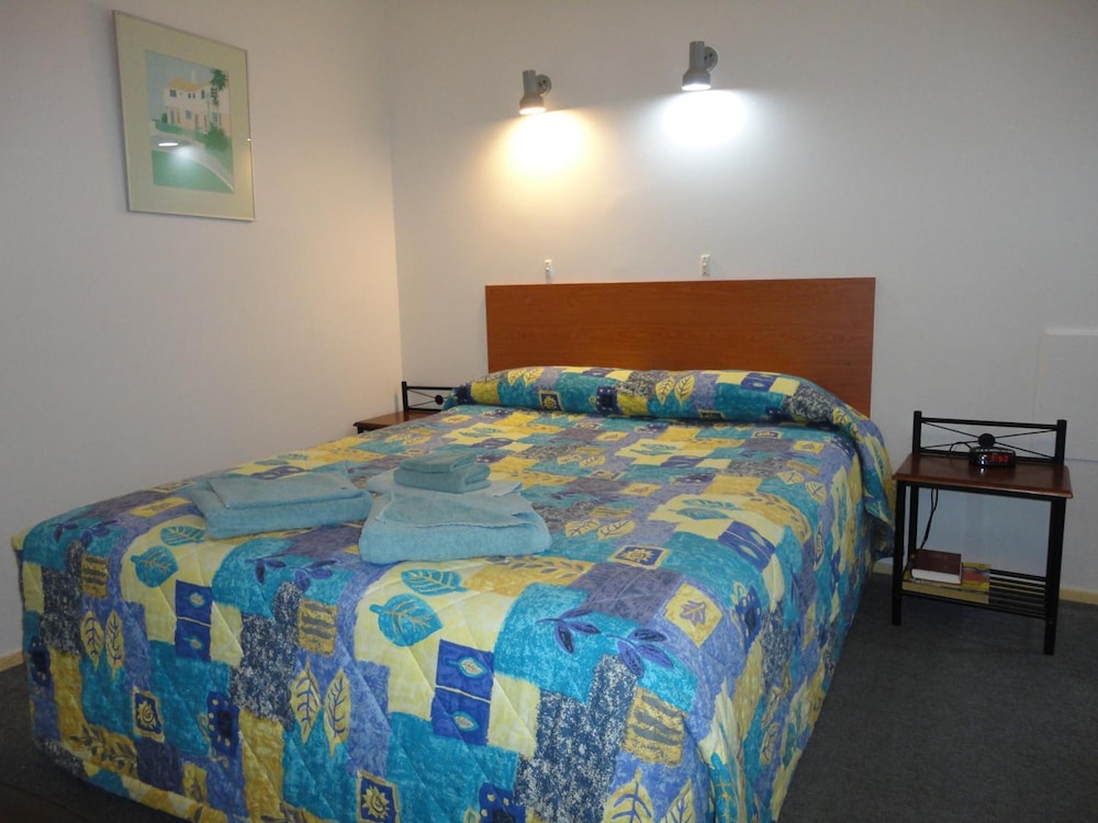 COBB INLANDER MOTEL 10/32