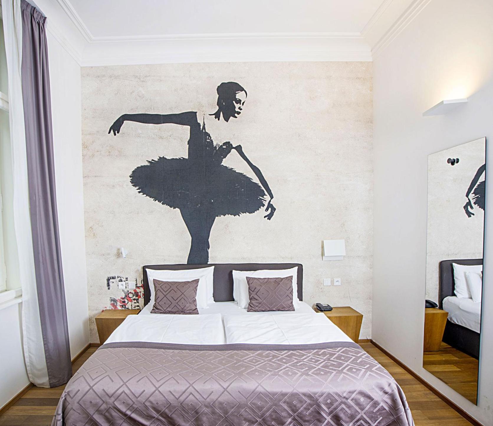 Superior, King Bed, Street View