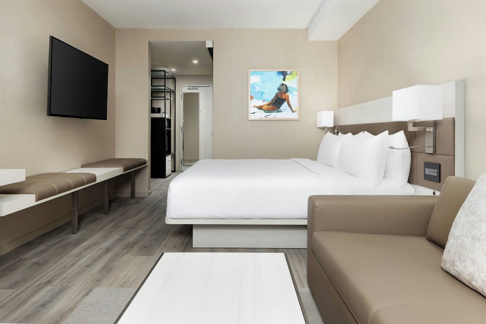 غرفة بسرير كينج مع أريكة، AC Hotel St. Petersburg 3/7