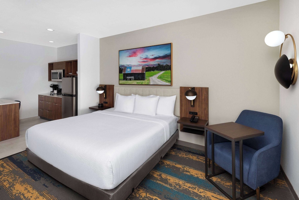 SUITE, KING BED, KITCHENETTE