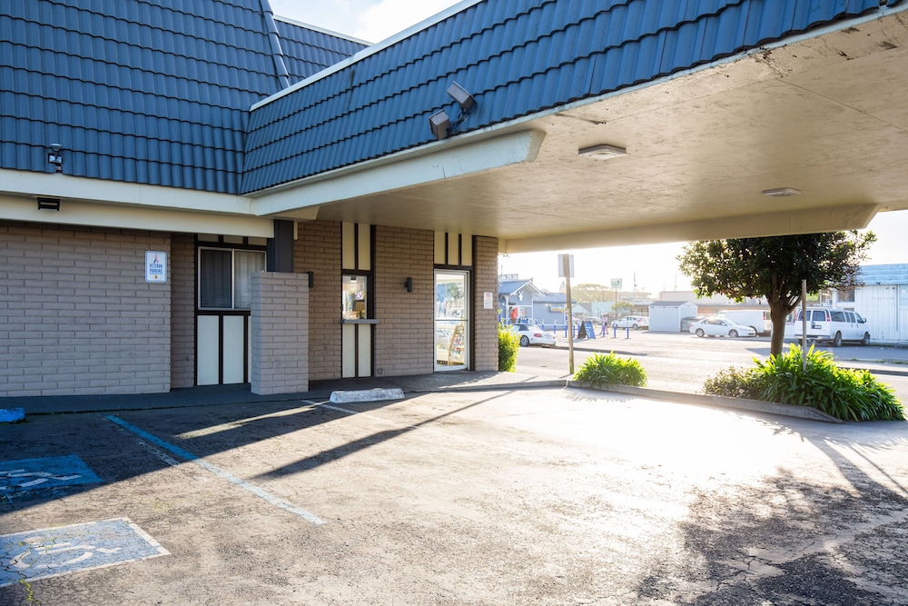 Super 8 by Wyndham Eureka 3/27