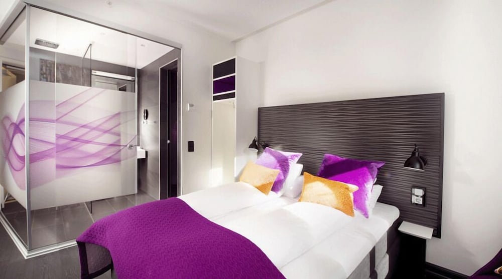 SUPERIOR, QUEEN BED
