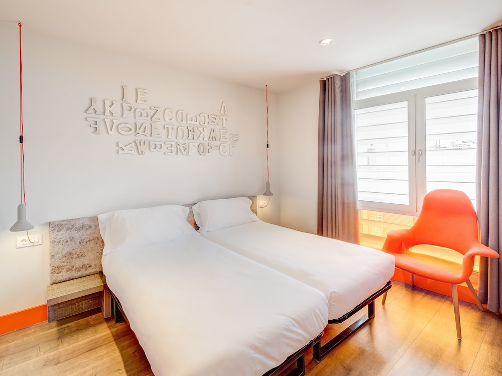 SUPERIOR, TWIN BEDS, PRIVATE BATHROOM