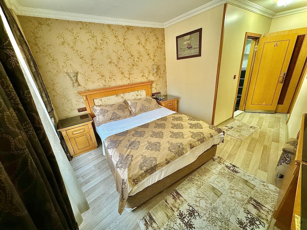 ROOM, DOUBLE BED