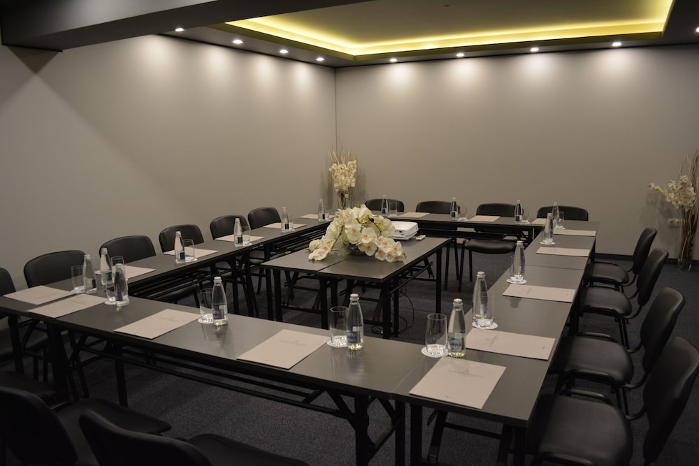 All Seasons Residence Hotel 62/68
