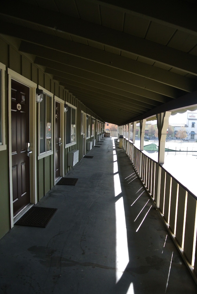 Vino Inn & Suites (ex Rancho Tee Motel) 4/63