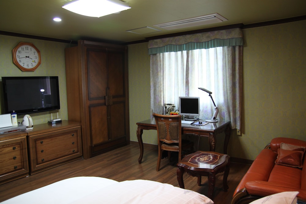 Western Hotel 41/47