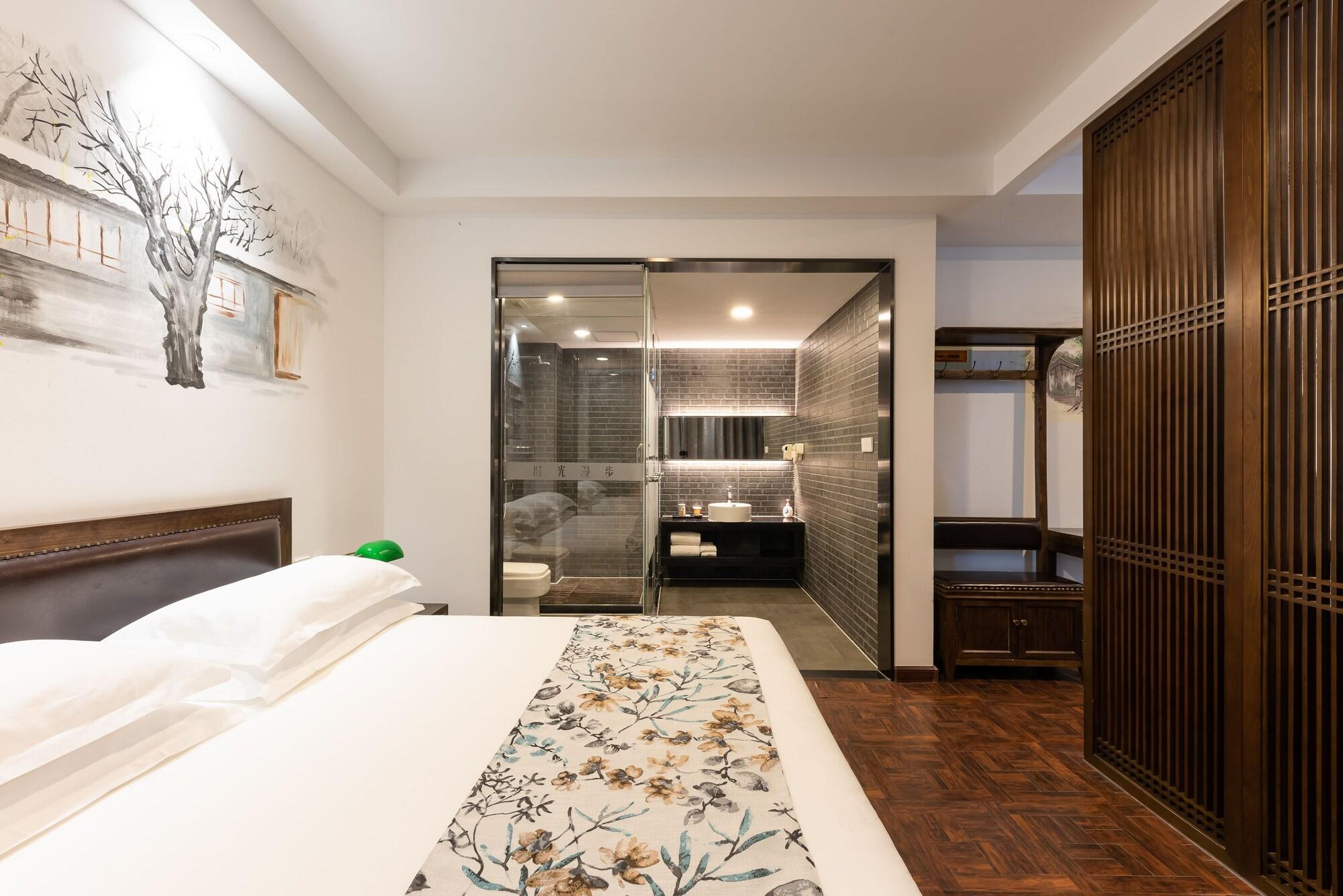 Room at Nostalgia Hotel (Beijing Guomao Jinsongpingyuan Metro Station), BEIJING