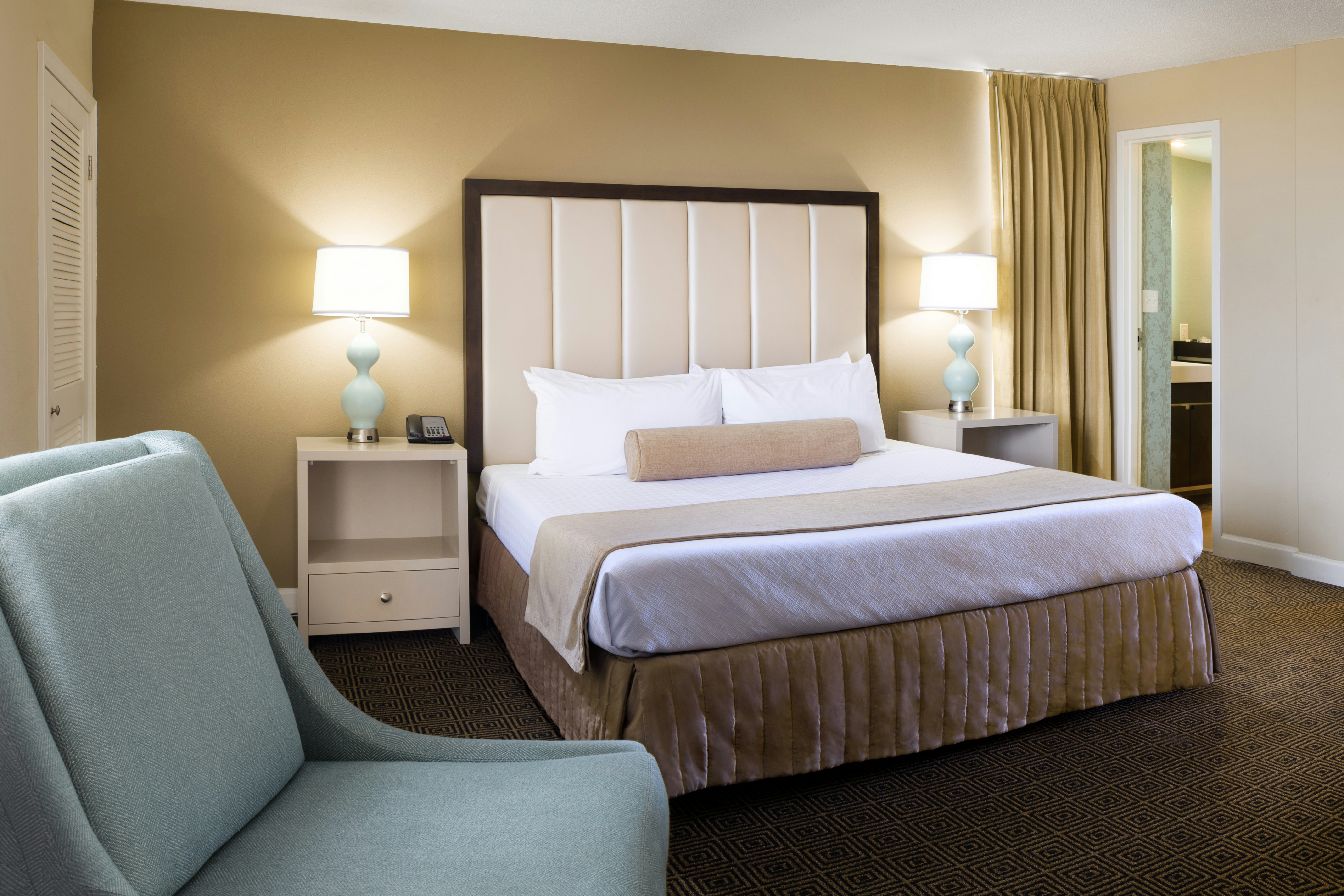 ROOM, QUEEN BED, ACCESSIBLE