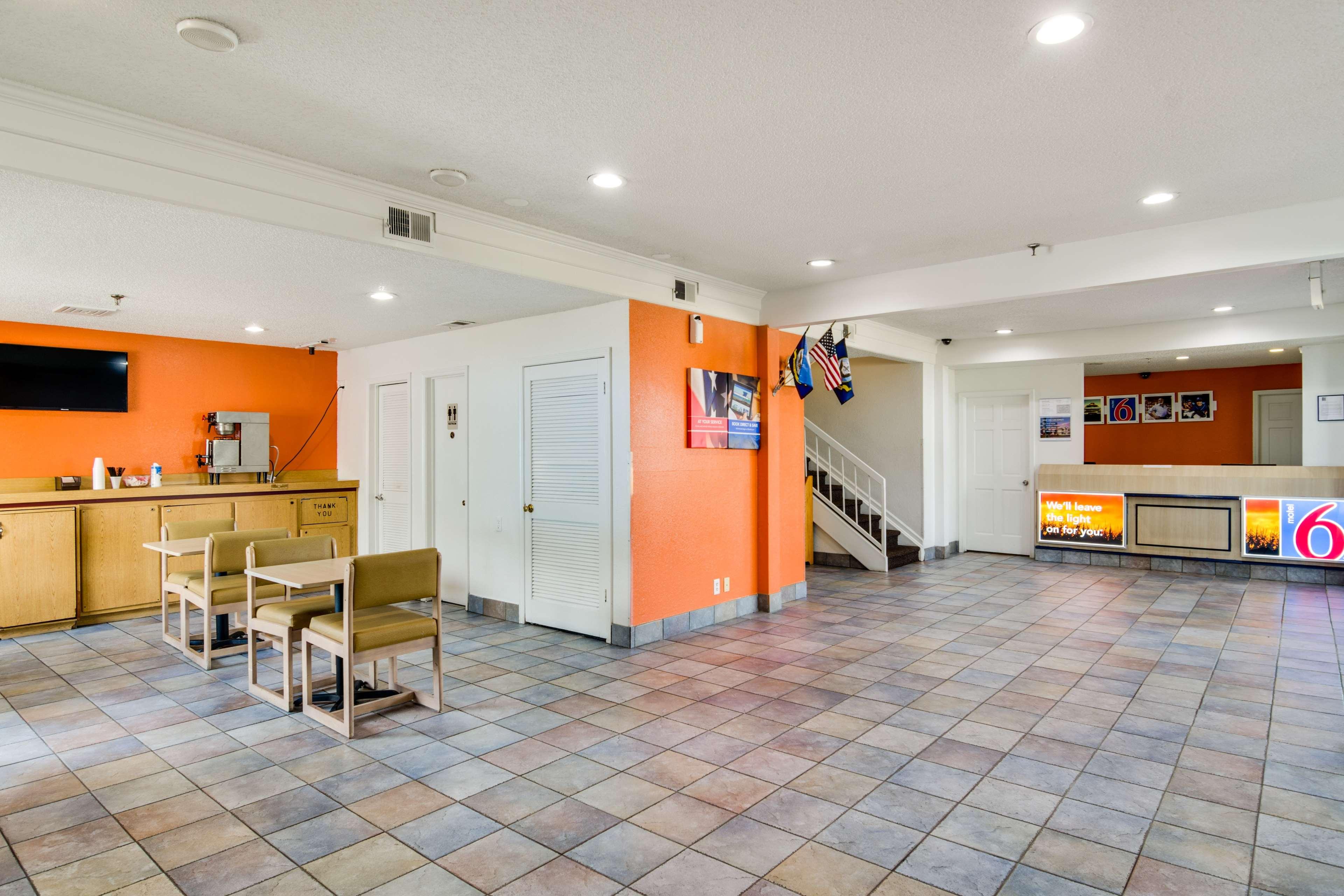 Motel6 Waukegan, IL 8/63