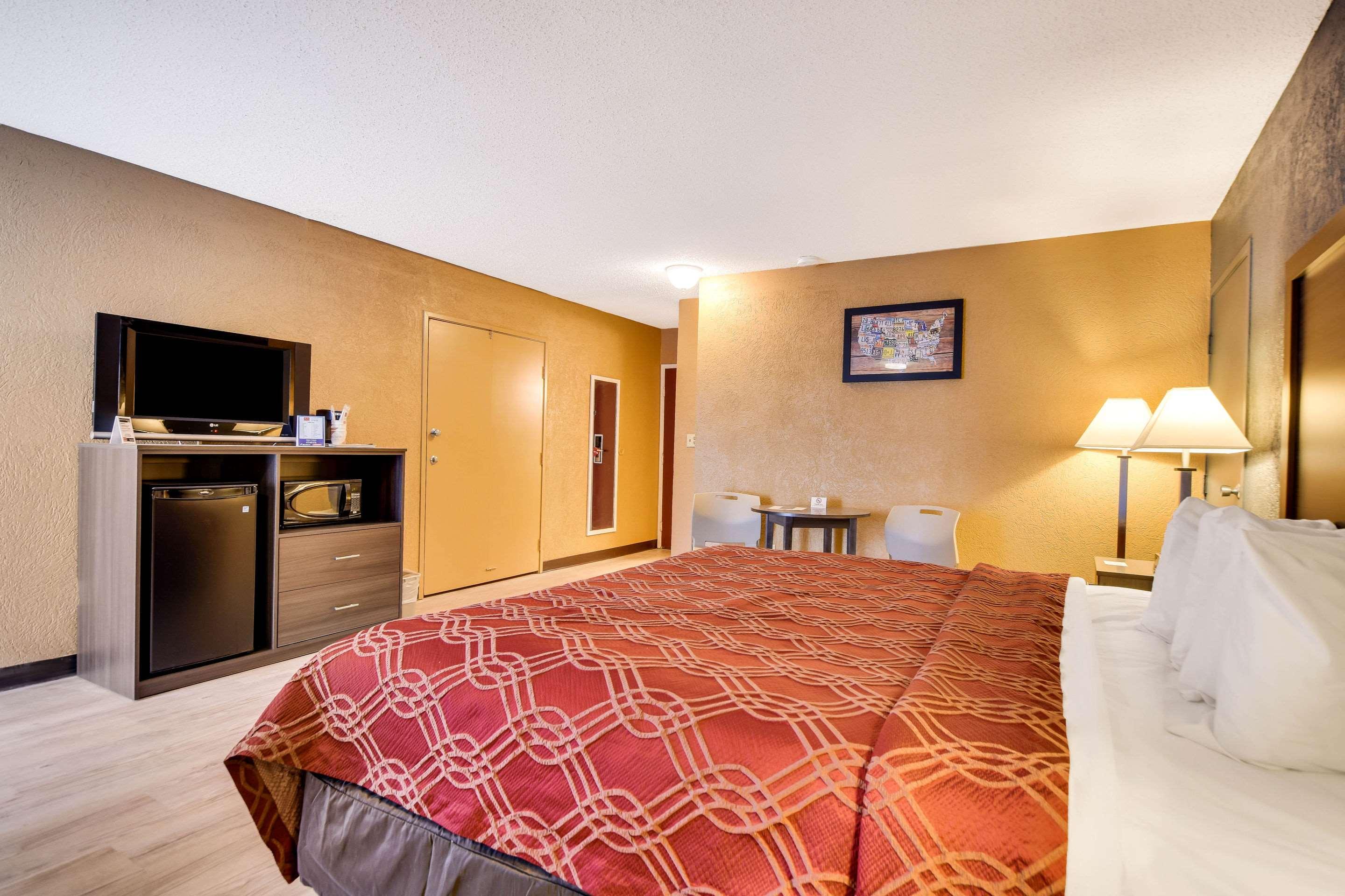 ROOM, KING BED