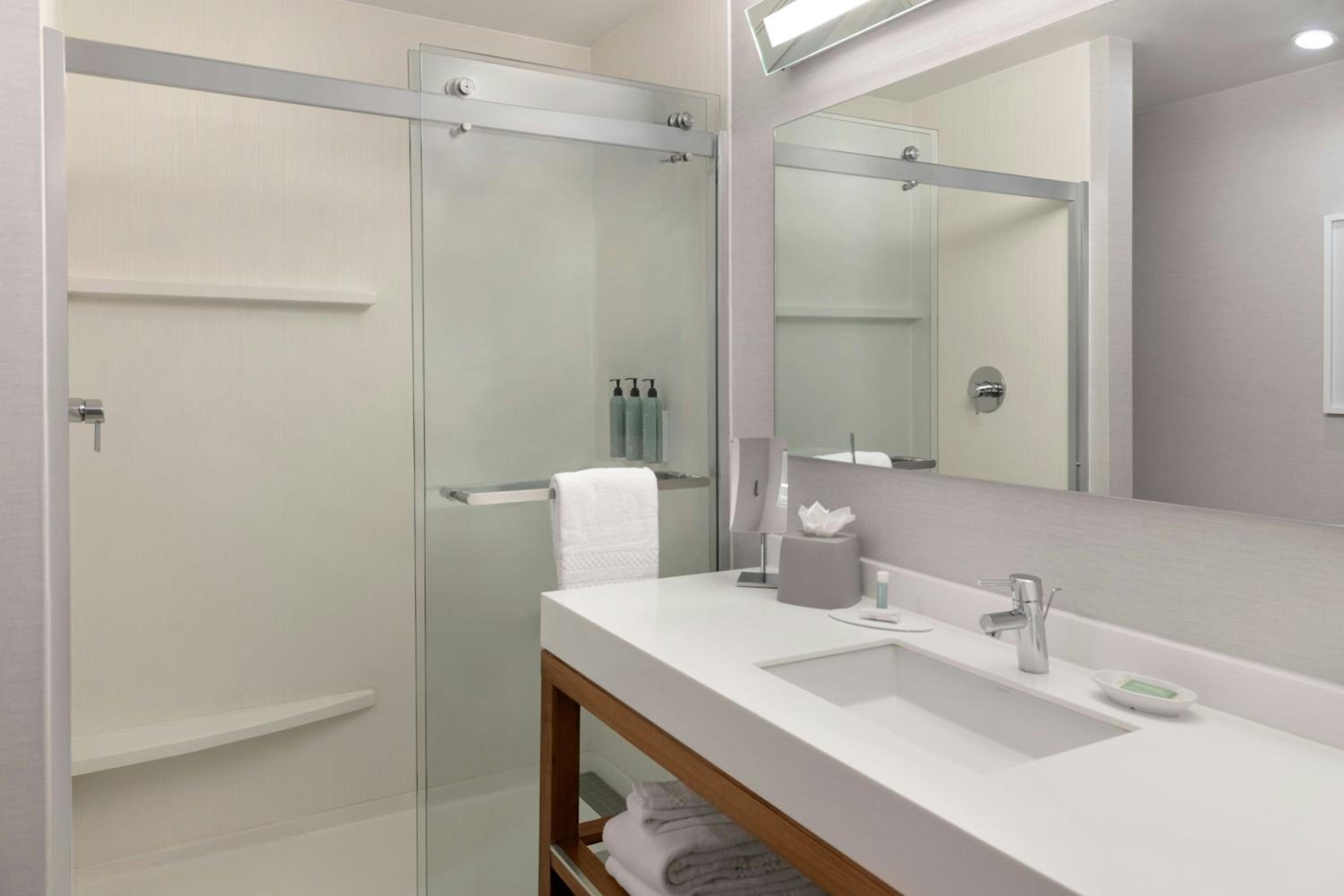 غرفة بسريرين كوين مع أريكة، Courtyard By Marriott Palo Alto Los Altos 10/10