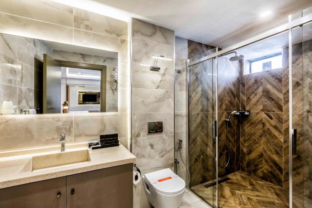 Ayramin Deluxe Hotel 78/78