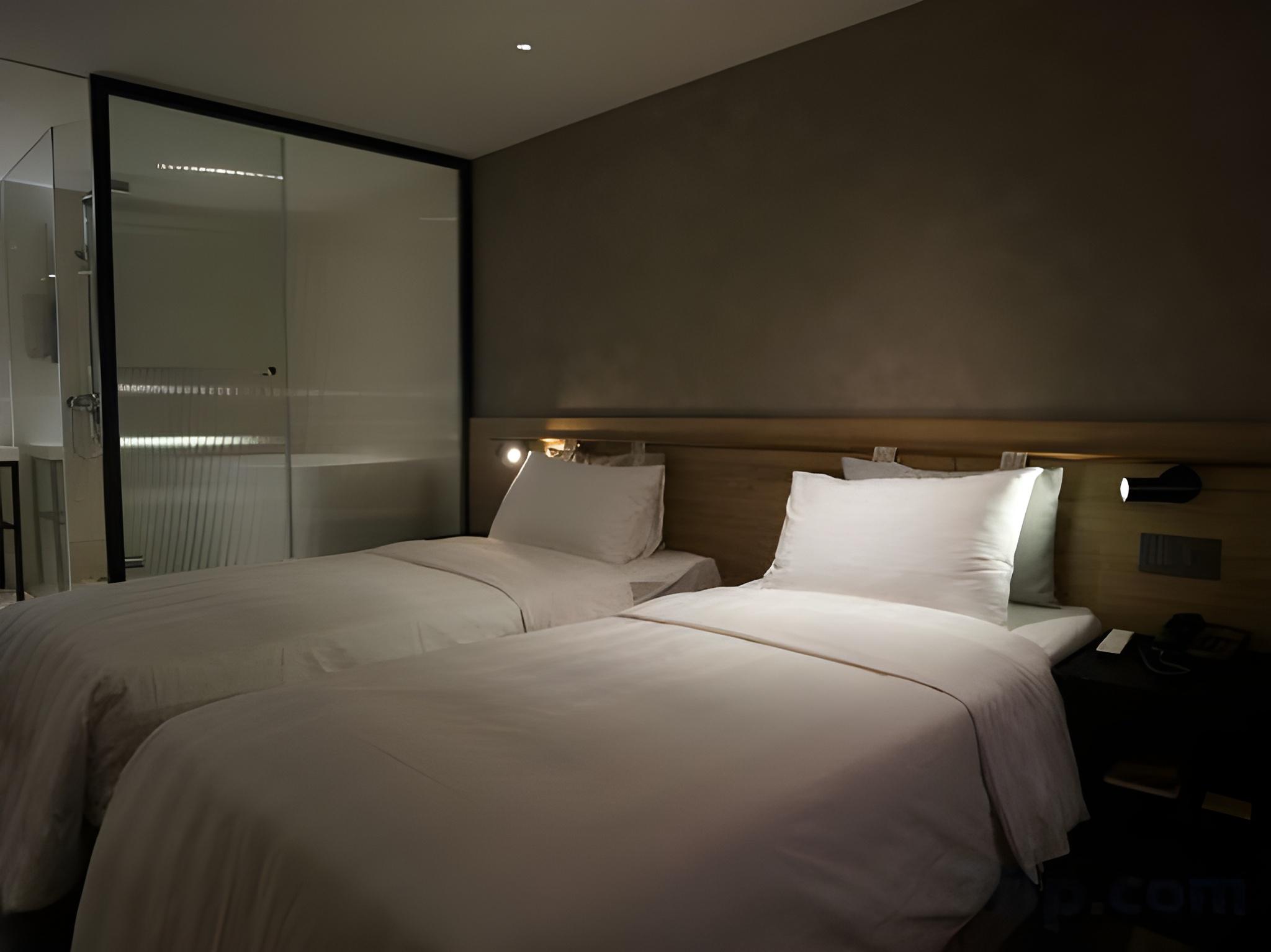 Semi Room, Twin Beds