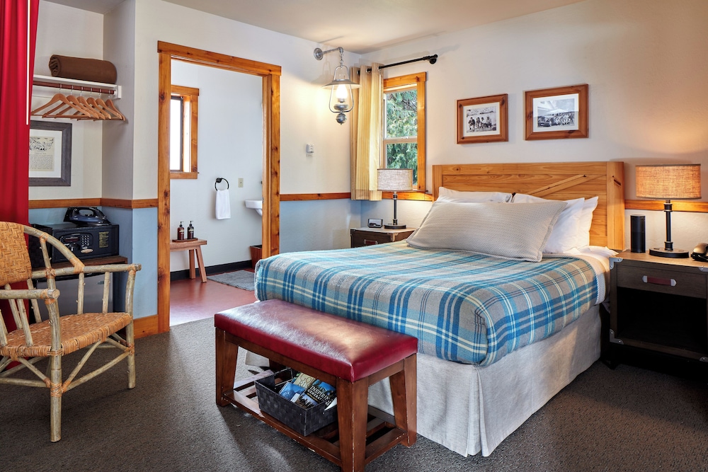 Victorian, Cabin, Queen Bed