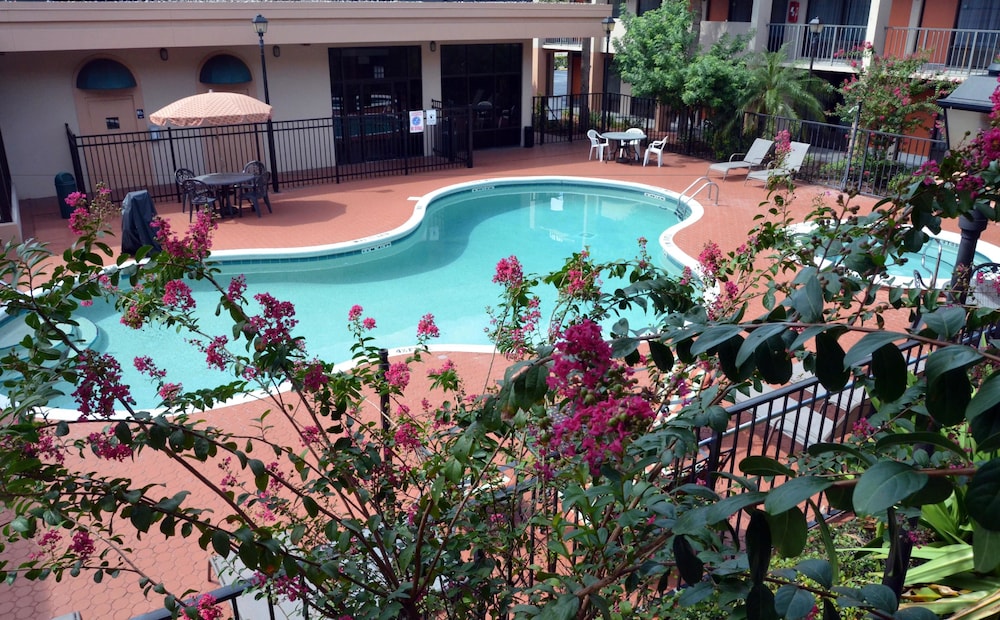 Days Inn & Suites by Wyndham Orlando Airport 3/28