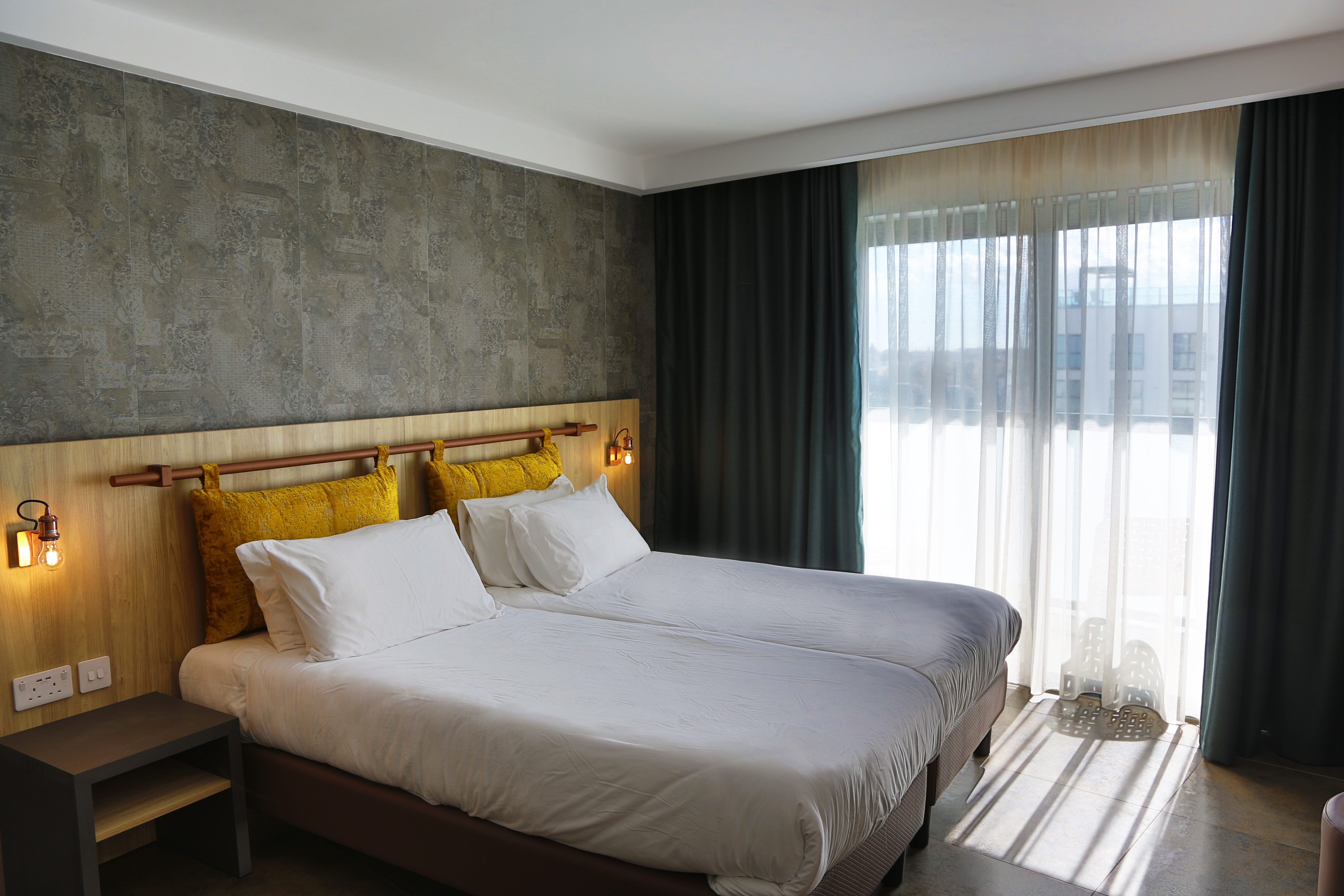 DELUXE, DOUBLE OR TWIN BED