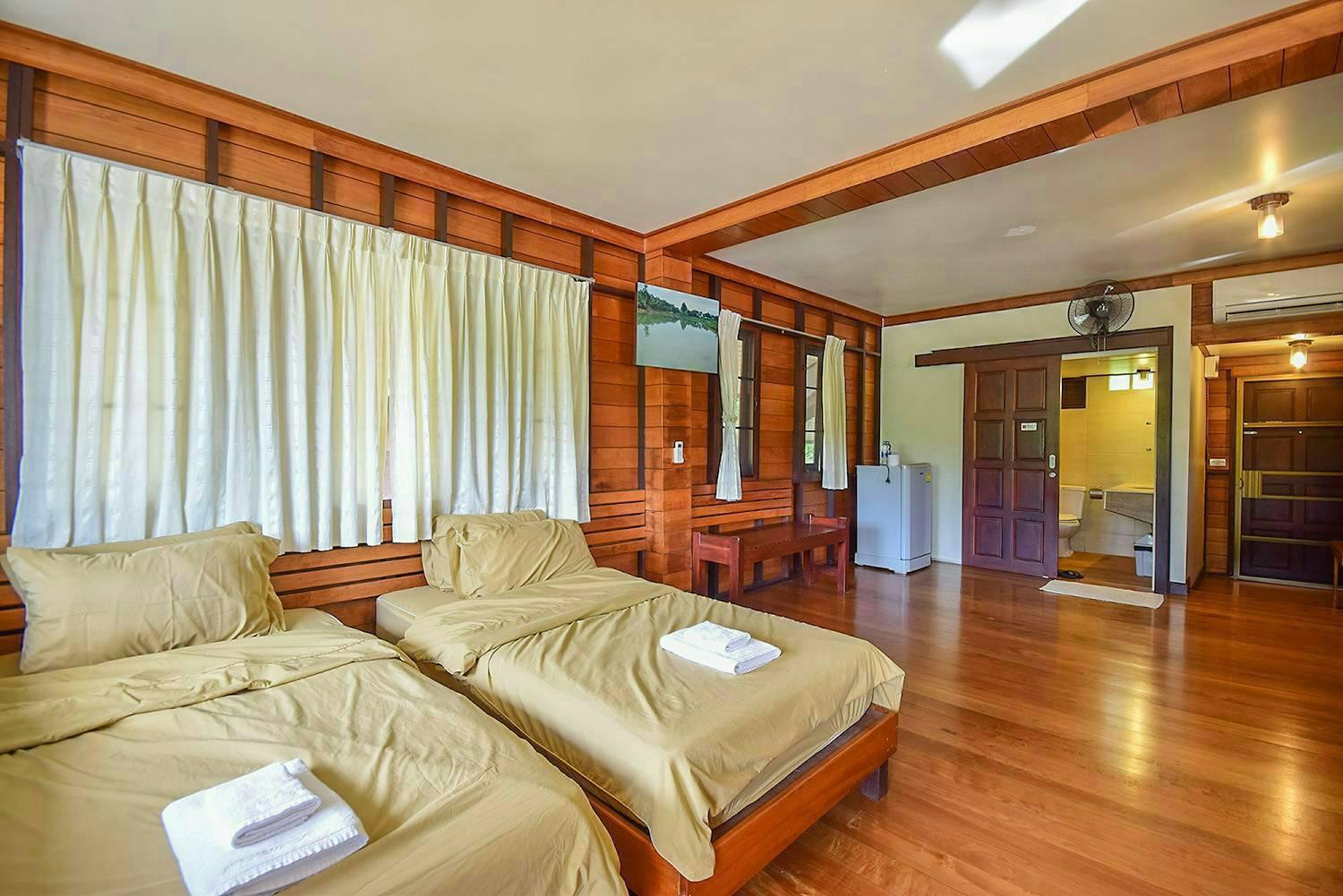 2 Bedrooms, Lake, Villa