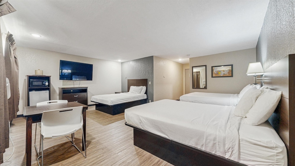 Suite, 3 Queen Beds