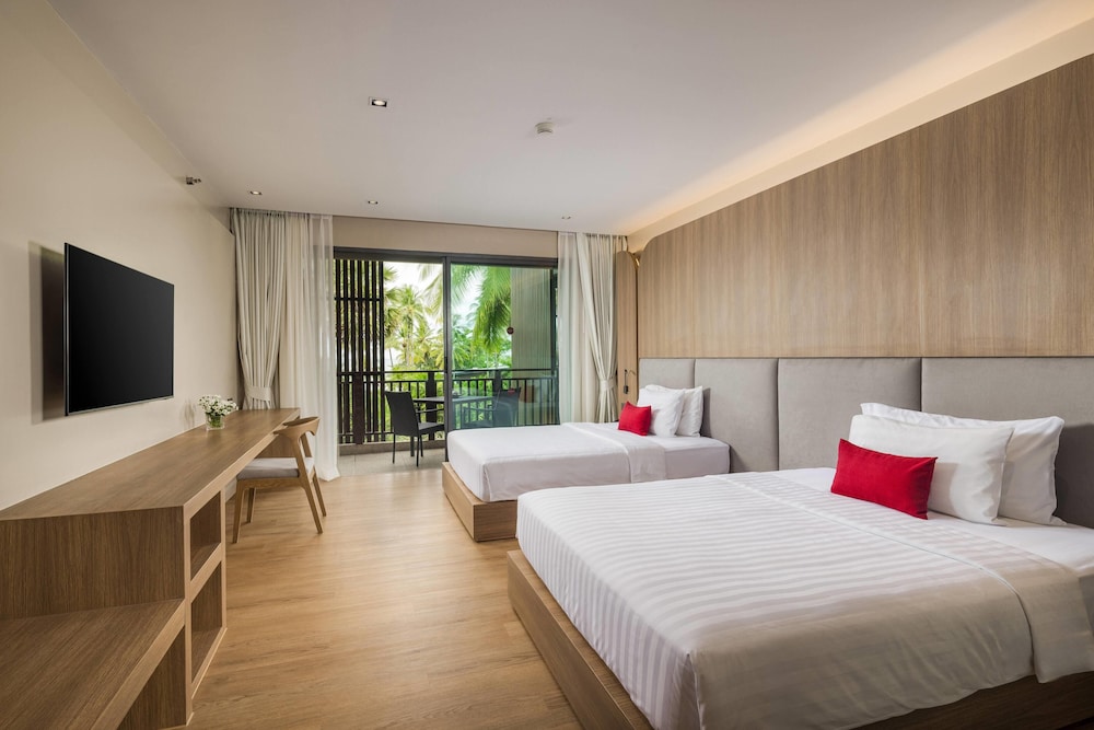 DELUXE, 2 QUEEN BEDS, JETTED TUB