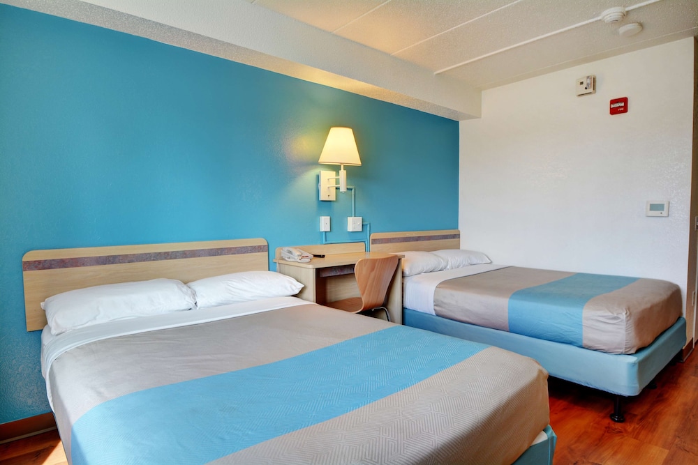 غرفة قياسية رباعية بسريرين كوين، Motel6 Newport, RI 8/10
