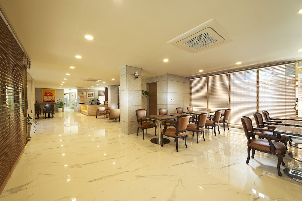 Noble Hotel 33/36