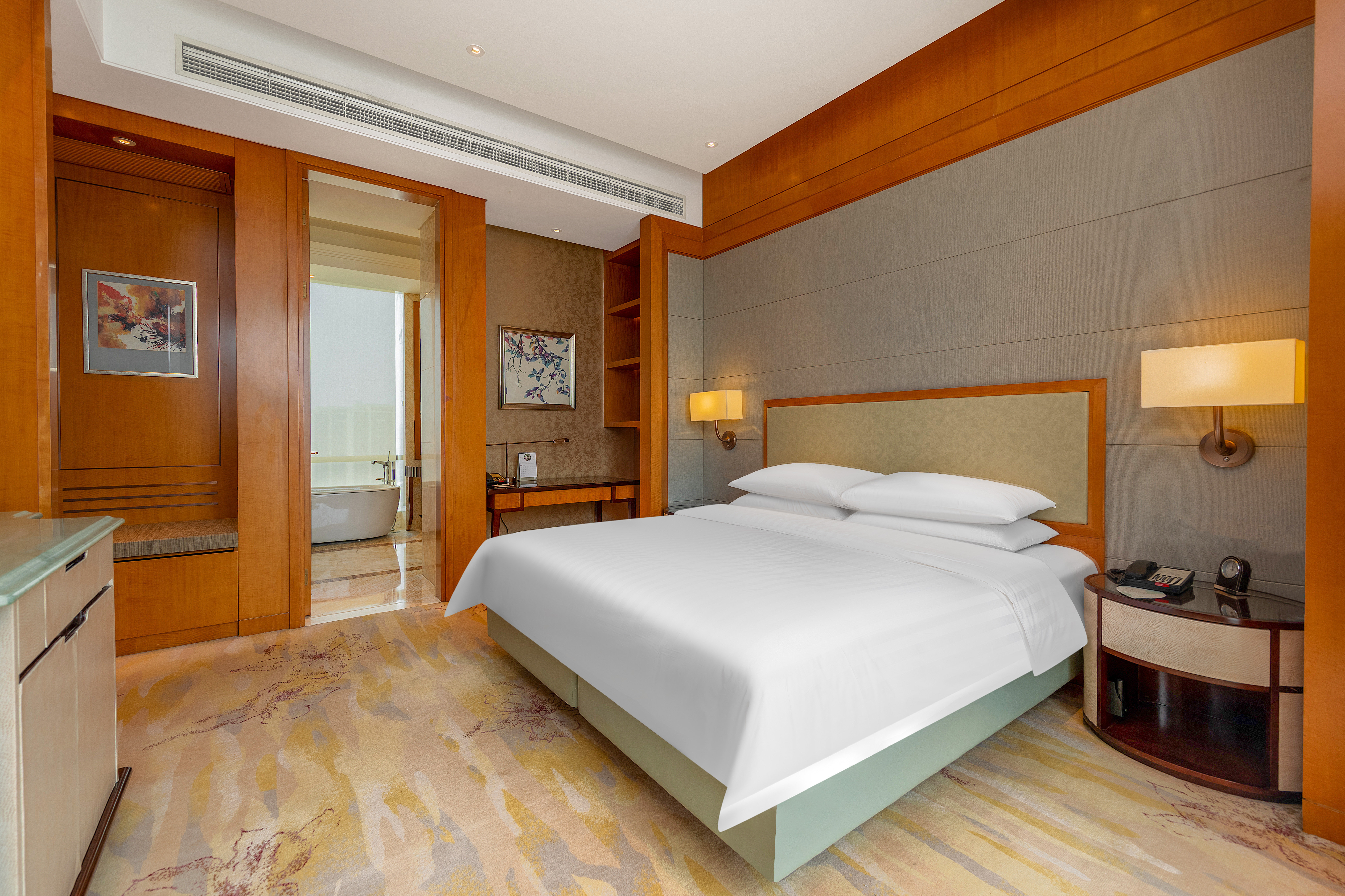 Junior Suite, King Bed, Lake View