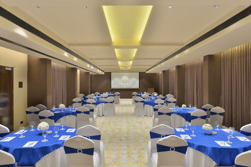 Urbane By Treat, Daman 14/18
