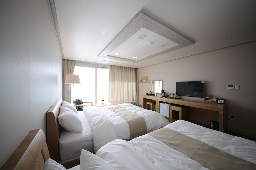 STANDARD, TWIN BEDS, CITY VIEW