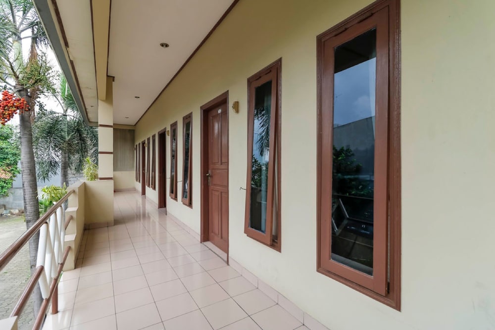 RedDoorz Plus at Karet Pedurenan 3 5/49
