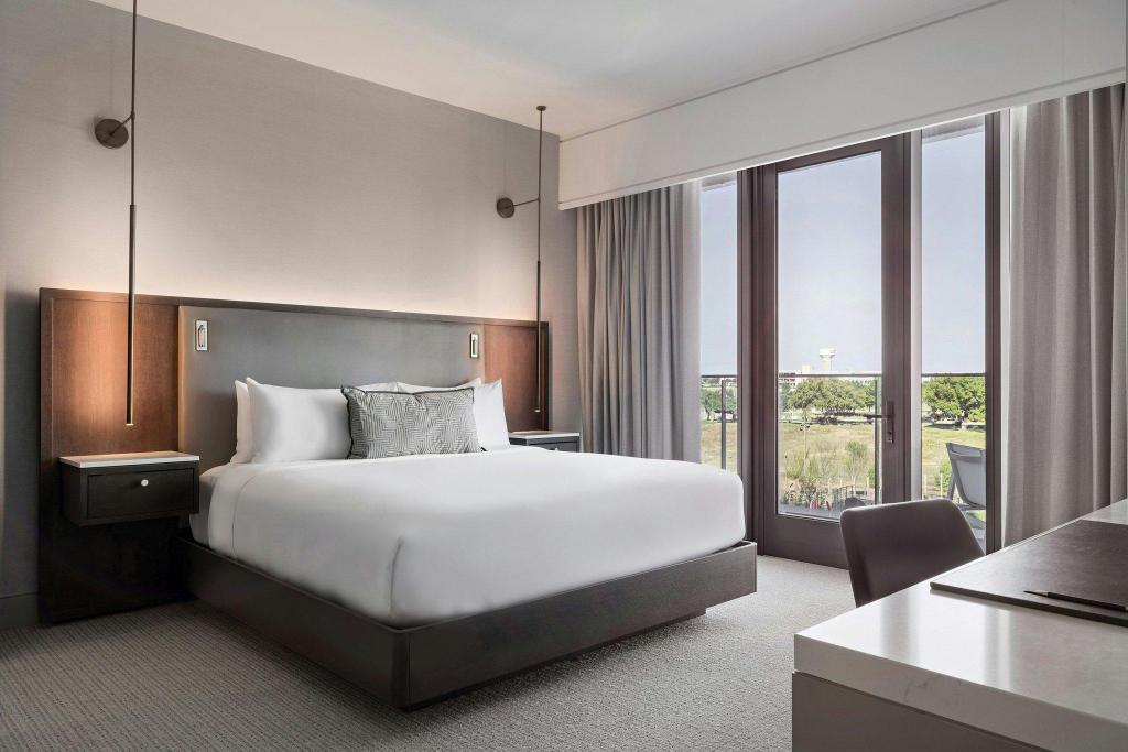 Reserve, Ambassador, Suite, King Bed, Balcony
