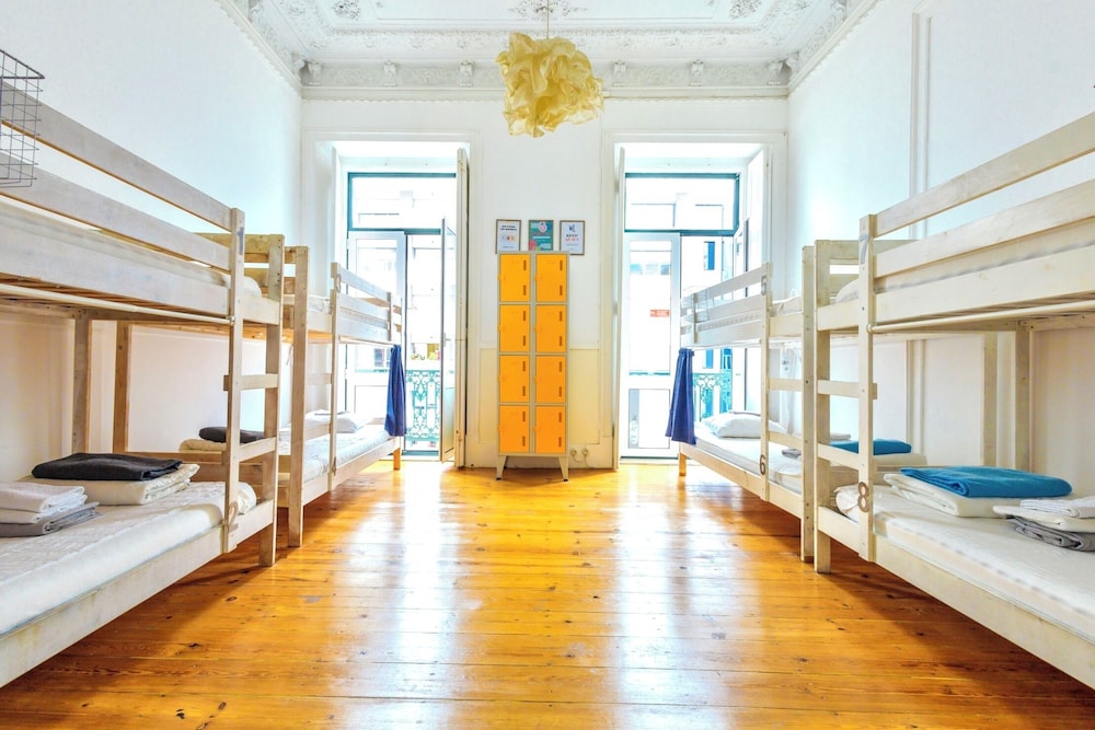 MIXED DORM, CITY, 8 BEDS, SHARED BATHROOM