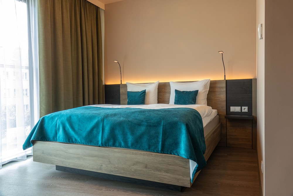 Room, Queen Bed, Courtyard Area