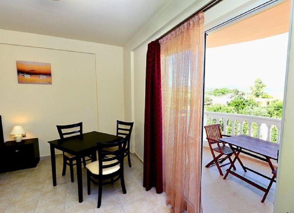 GOLDEN ROSE SUITES 44/62