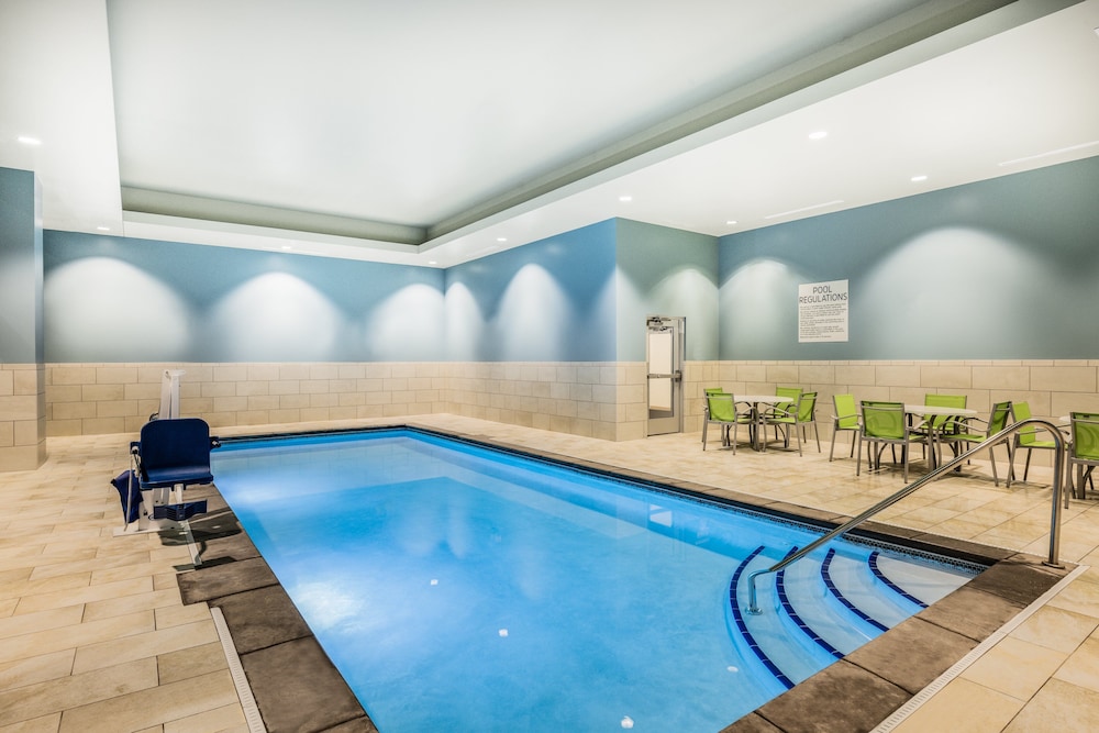 Holiday Inn Express & Suites Lincoln Downtown 3/55