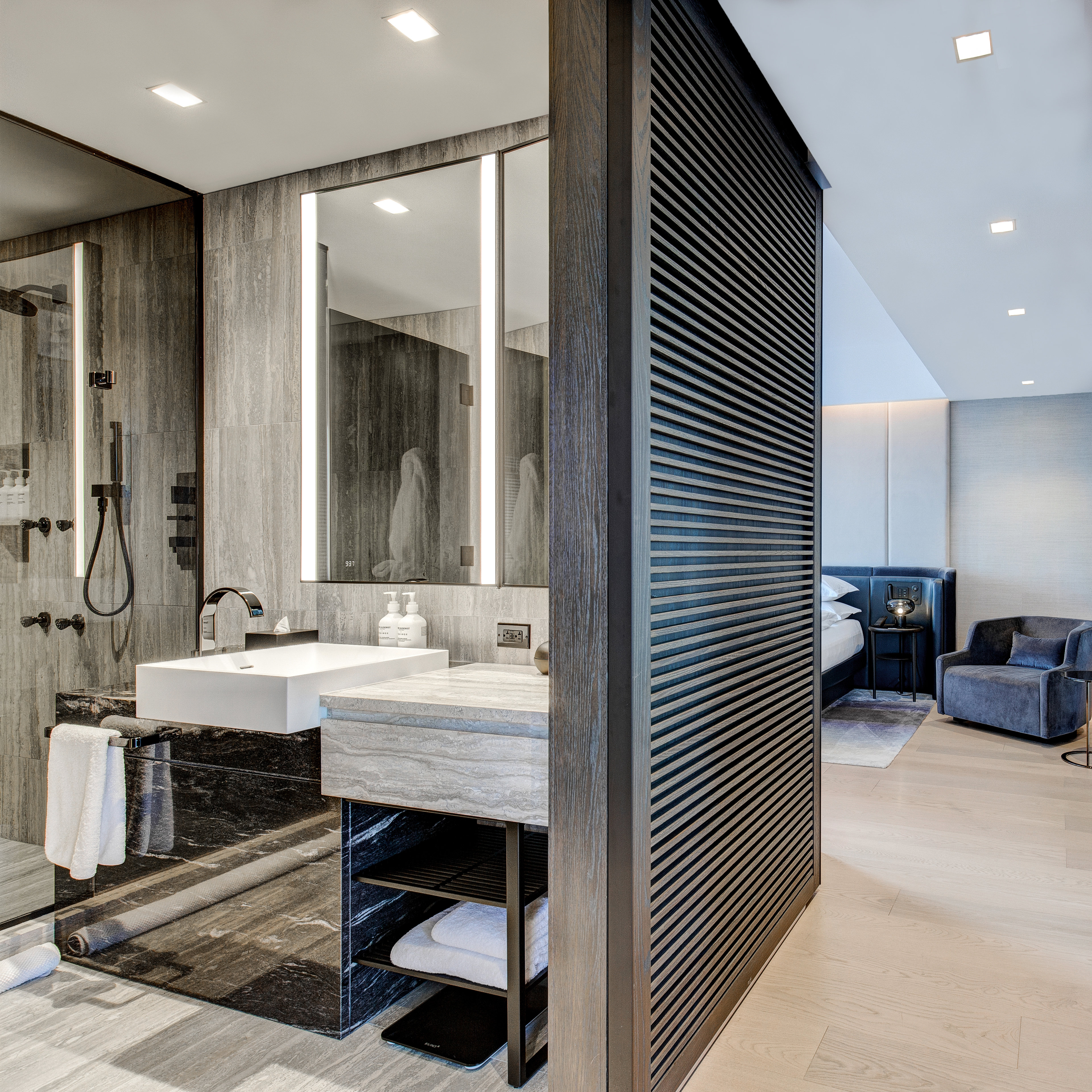 2 Bedrooms, Deluxe, Suite, 1 King and 2 Double Beds, Skyline View, Corner