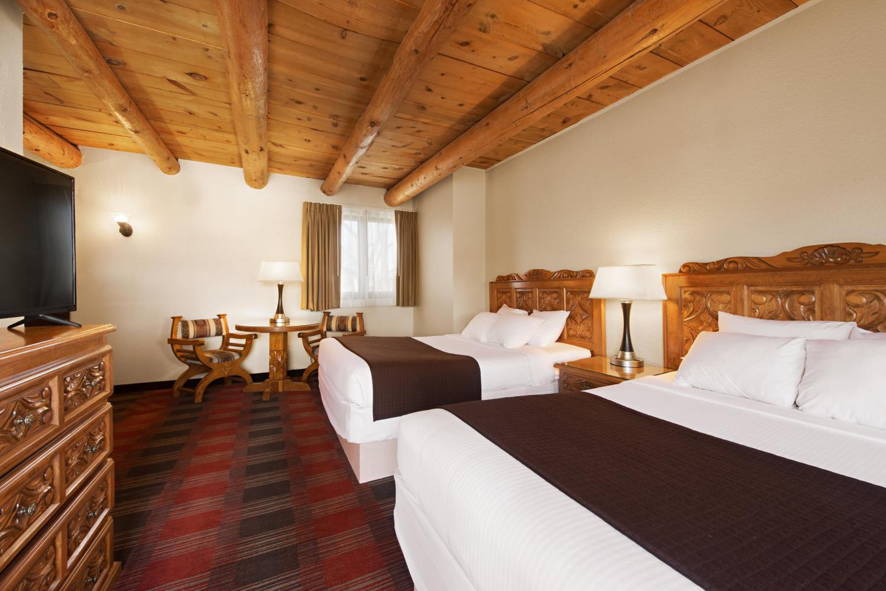 غرفة بسرير كوين بإطلالة على الحديقة، Sagebrush Inn Suites 3/10