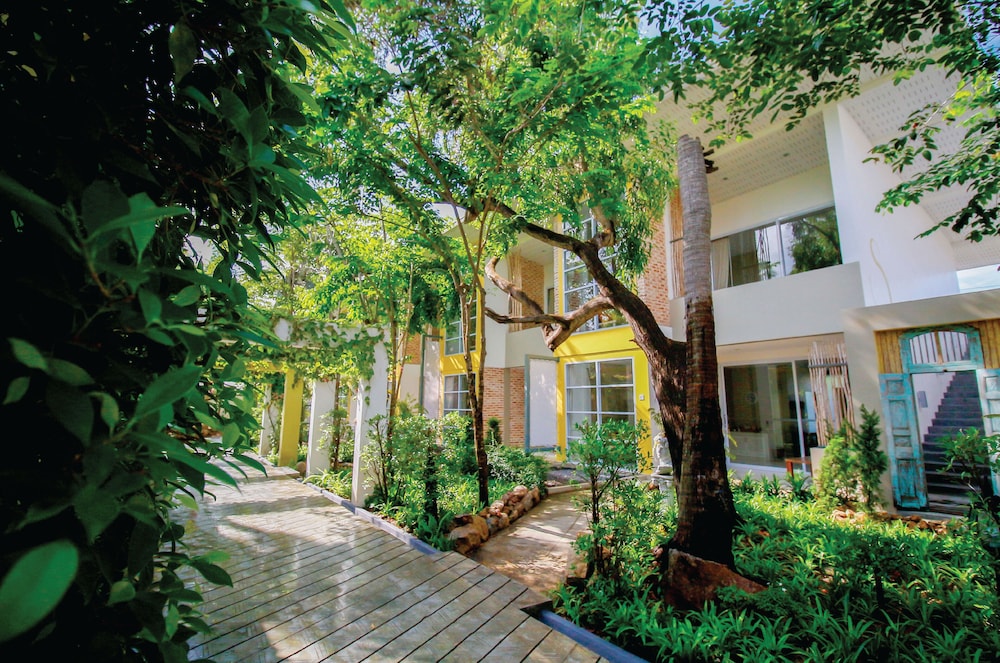 Summer Luxury Beach Resort and Spa 65/71
