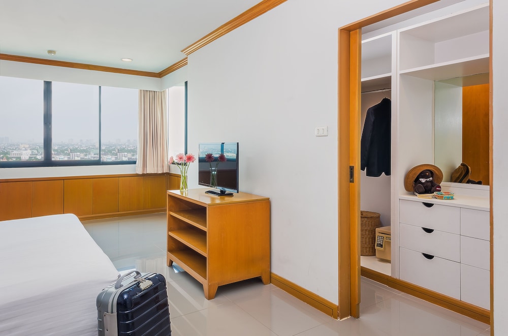 Riverine Place Hotel & Residence 62/72