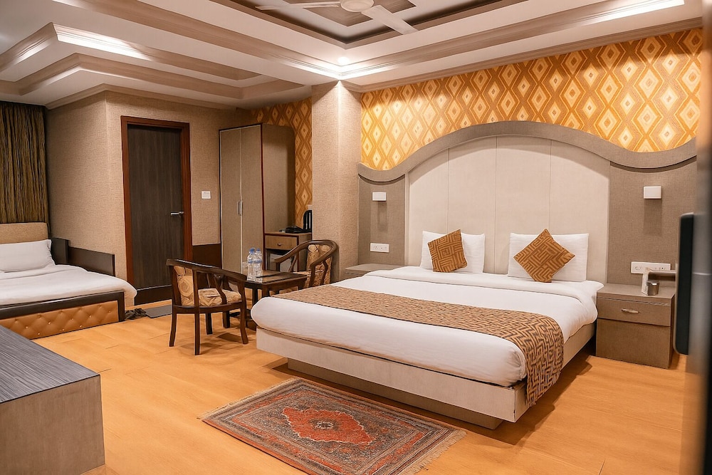 Crown Plaza Residency 18/35