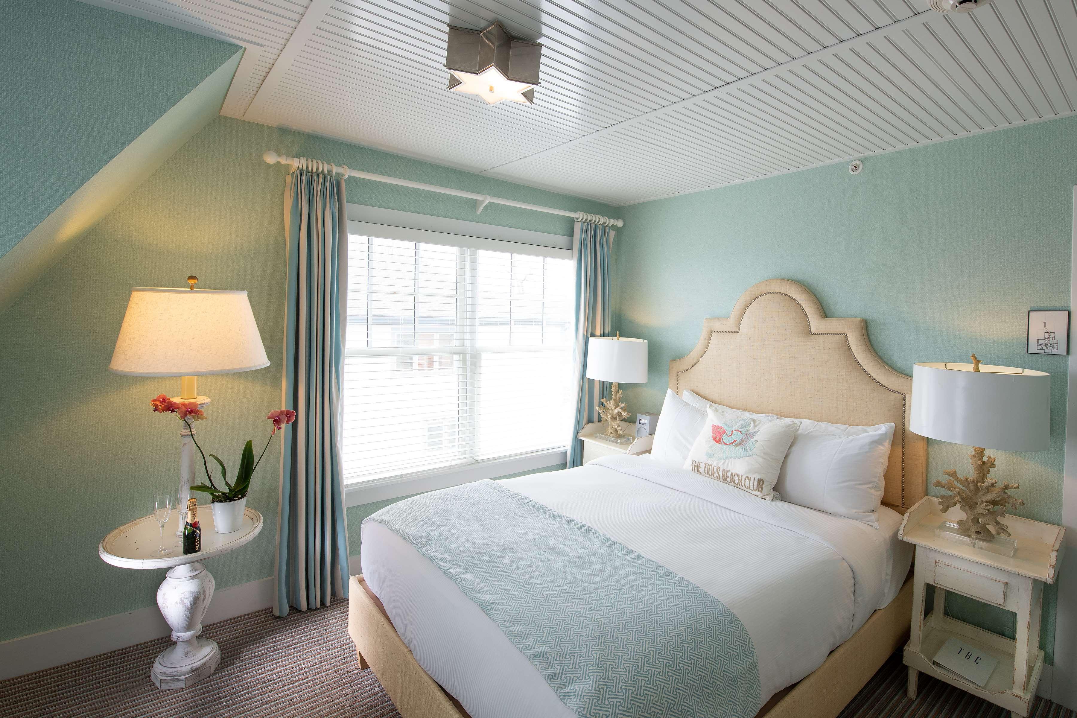 Tides Beach Club 33/33