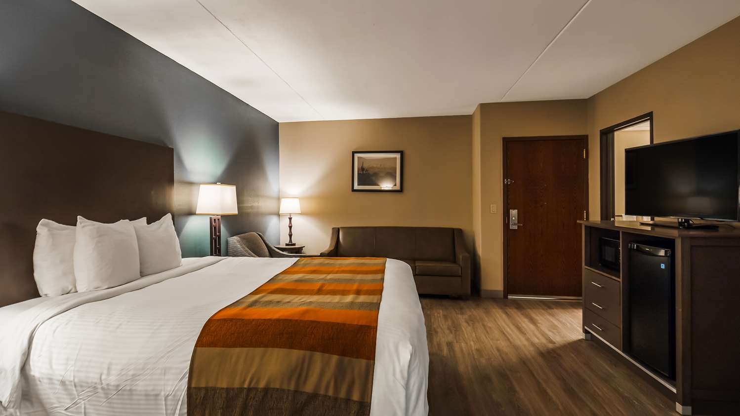 Holiday Inn Express & Suites Phoenix-Tempe 8/22