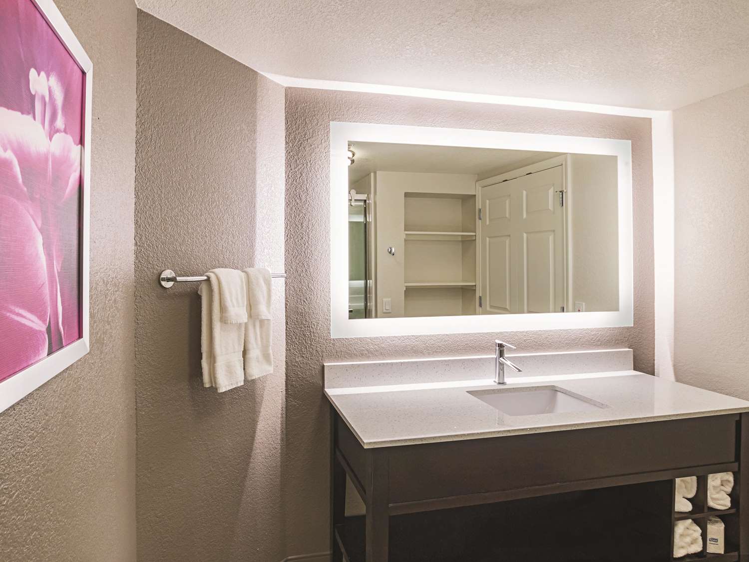 La Quinta Inn & Suites by Wyndham Fort Worth North 45/45