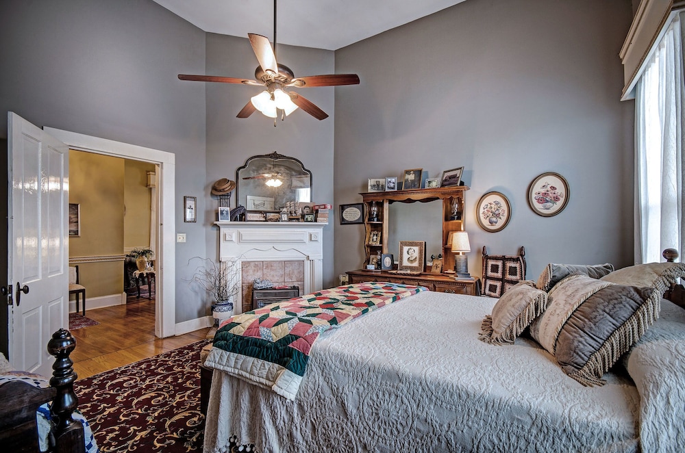 Clyde and Marie s Bed & Breakfast 6/36