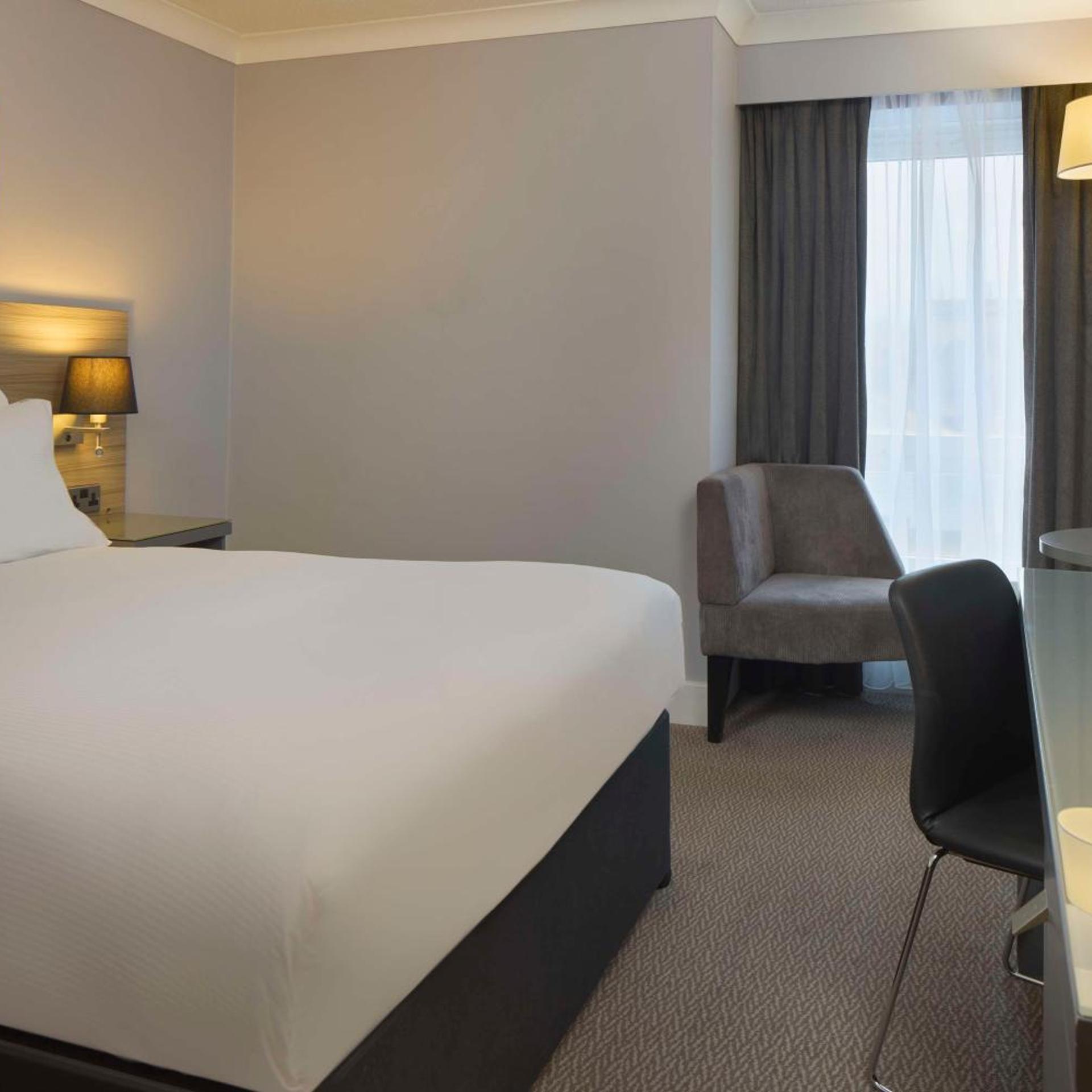 GUEST ROOM, SUPERIOR, QUEEN BED, CHURCH VIEW