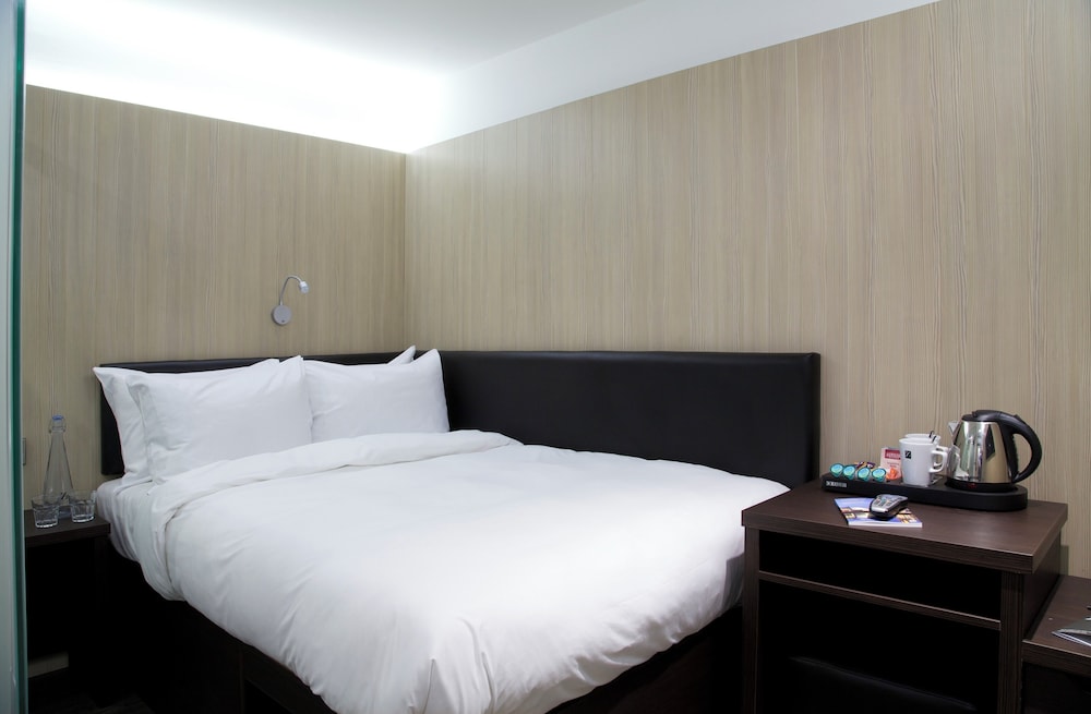 Room, Double Bed, No Window